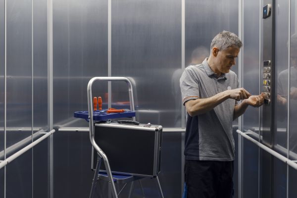 Contrato de mantenimiento de ascensores en comunidades